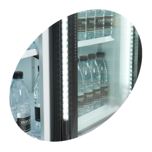Armoire Réfrigérée à Boissons 3 Portes Vitrées - 825 L TEFCOLD FS1600H: Shranjujte svoje pijače učinkovito in s stilom.