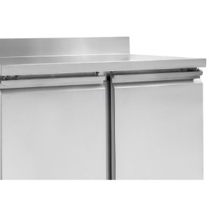 Pozitivna hladilna miza GN 1/1 z zadnjo ploščo - 2 vrata - Dynasteel