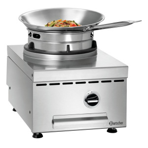 Kuhinjski wok na plinskem štedilniku.