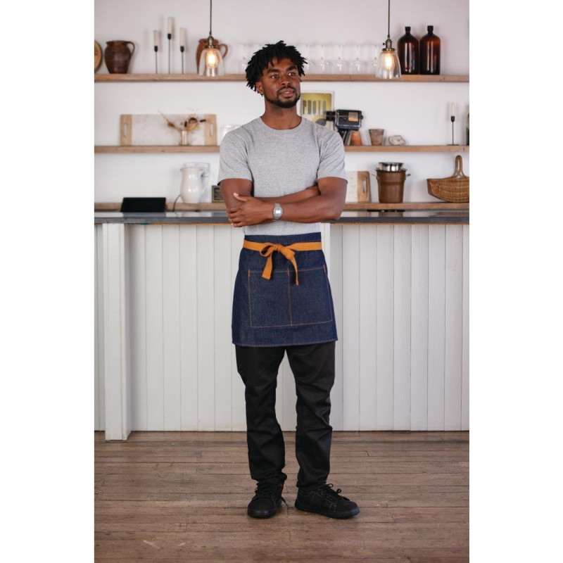 Predpasnik za natakarja iz modrega denim materiala z oker pasom iz bombaža 700 x 430 mm - Whites Chefs Clothing - Fourniresto Predpasnik za natakarja iz modrega denim materiala z oker pasom iz bombaža 700 x 430 mm - Whites Chefs Clothing - Fourniresto